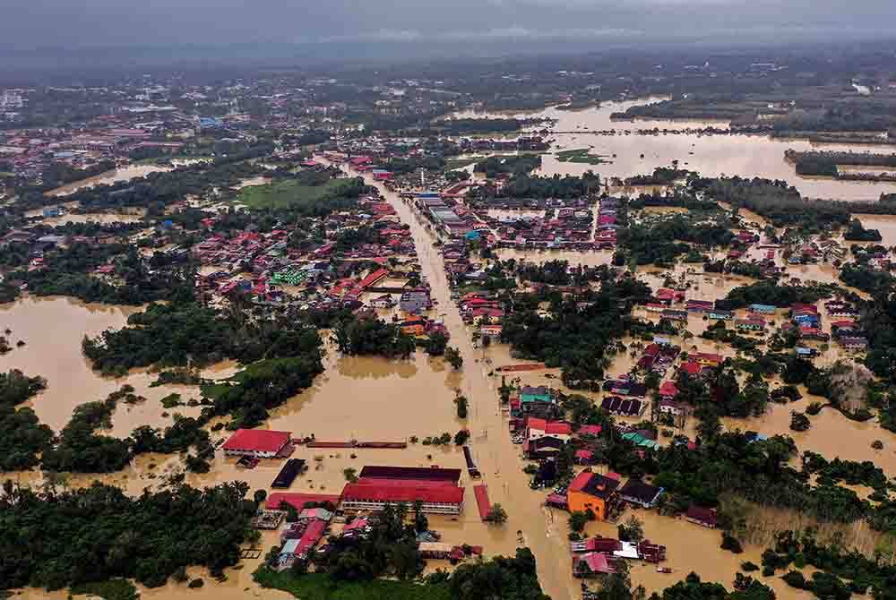 Jalan Kota Bharu-Rantau Panjang berhampiran &#039;Culvert 5&#039; di Pasir Mas ditutup kepada semua kenderaan berikutan limpahan air separas 0.78 meter. - Foto Bernama