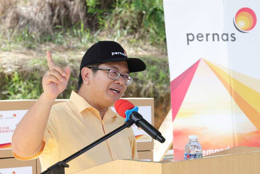 Datuk Ewon Benedick ketika menyampaikan ucapan pada majlis penyampaian sumbangan cermin mata program CSR Pernas Prihatin di Dewan Terbuka Kampung Talungan Kota Belud pada Selasa. Foto Bernama