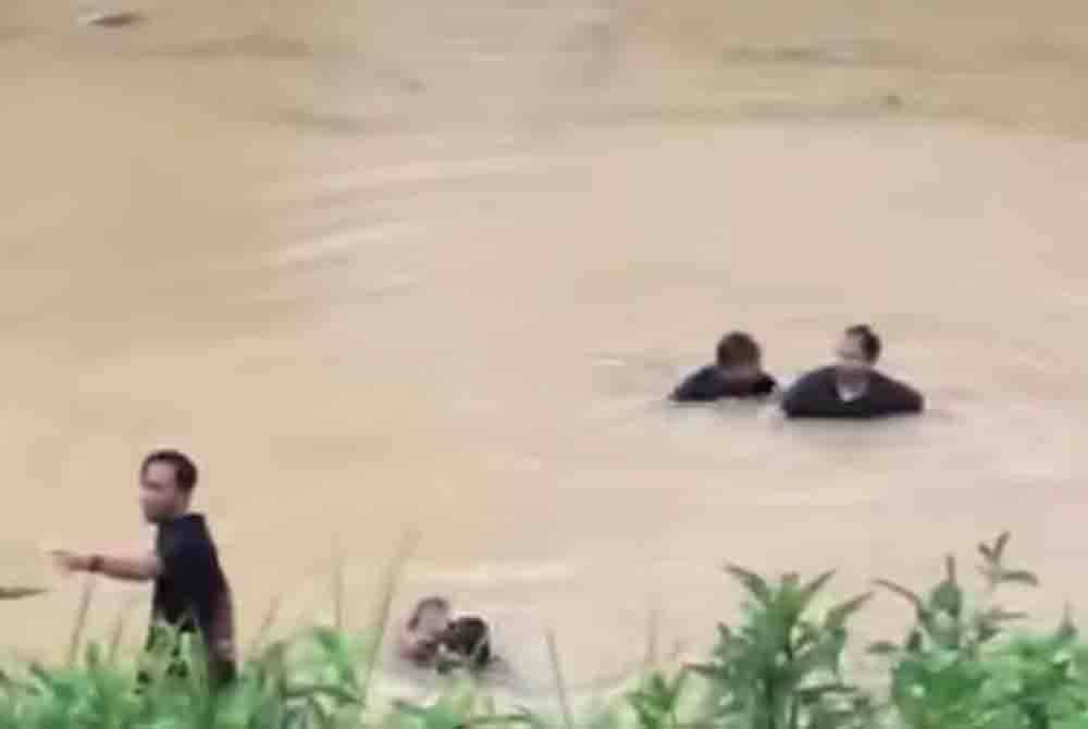 Kenderaan yang dinaiki mangsa bersama empat yang lain terhumban di tebing lebuh raya yang dipenuhi air.