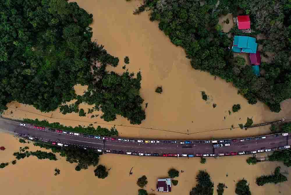 Jalan Kota Bharu-Rantau Panjang berhampiran &#039;Culvert 5&#039; di Pasir Mas ditutup kepada semua kenderaan berikutan limpahan air separas 0.78meter. - Foto Bernama.