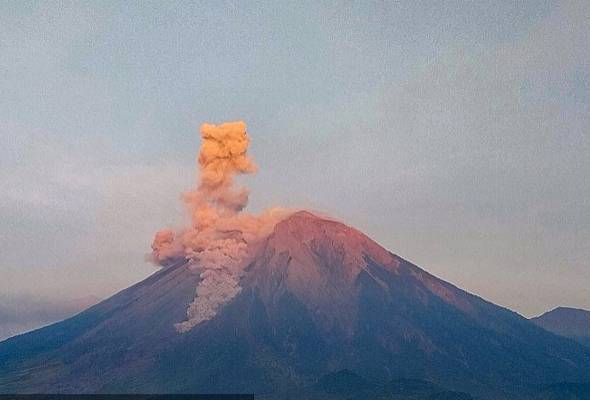 Penduduk diingatkan supaya waspada terhadap ancaman awan panas, lahar, dan aliran lumpur gunung berapi di sepanjang sungai dan lembah. - PVMBG Indonesia