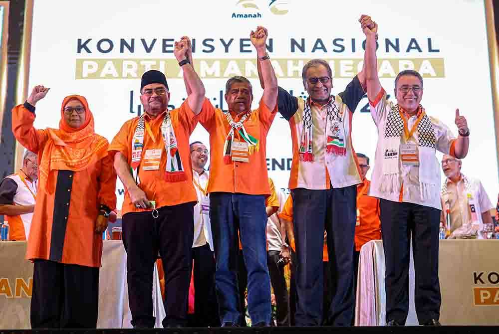 Lima pemimpin tertinggi Amanah dari kiri: Siti Mariah, Mujahid, Mohamad, Dr Dzulkefly dan Adly bergambar sebaik selesai pengumuman pimpinan baharu parti itu bagi sesi 2023-2026.