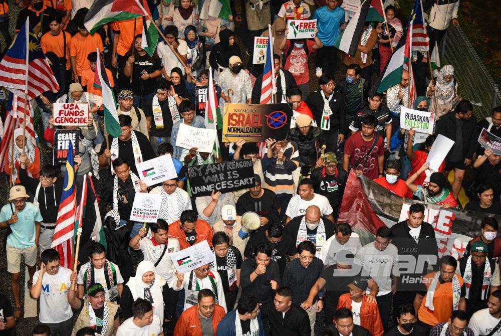 Para peserta himpunan ‘Aksi Bertindak: Kepung Demi Palestin’ berarak dari Menara Tabung Haji hingga ke Kedutaan Besar Amerika Syarikat pada malam Selasa. - Foto Sinar Harian MOHD RAFIQ REDZUAN HAMZAH