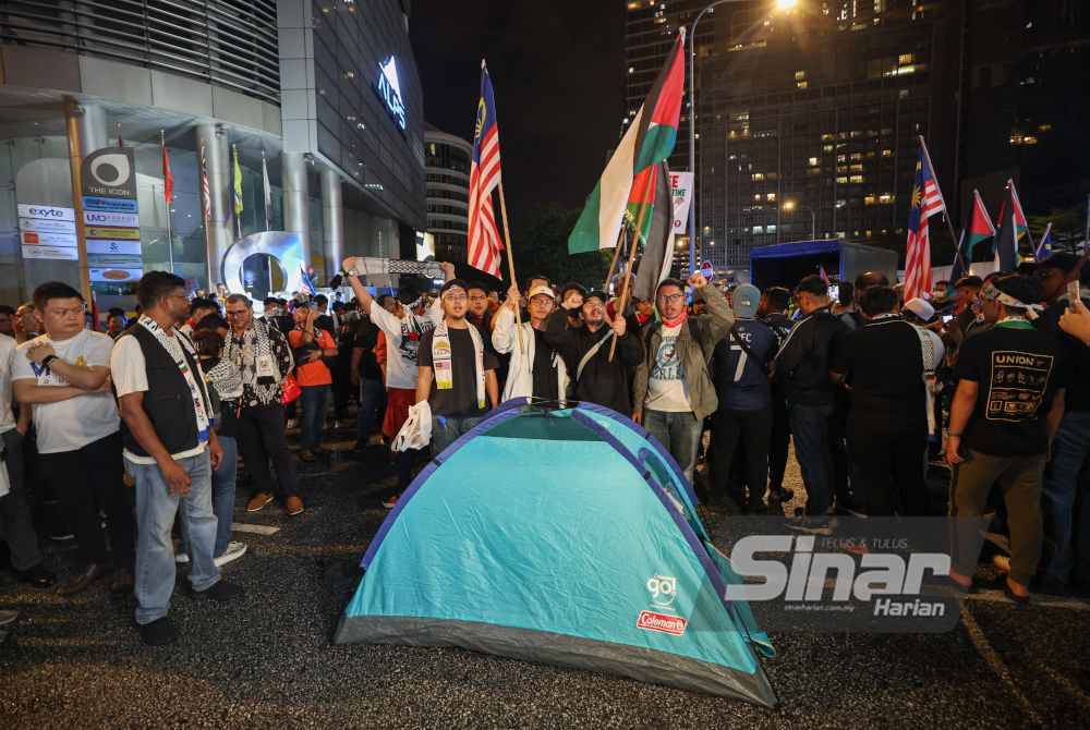 Peserta piket &#039;Aksi Bertindak: Kepung Demi Palestin&#039; berkumpul sambil mengibarkan bendera Malaysia dan Palestin di sekitar Kedutaan Amerika Syarikat pada Selasa.