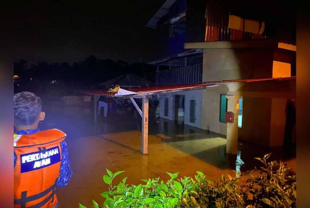 Angkatan Pertahanan Awam (APM) Mersing melakukan pemantauan banjir. - Foto FB APM Johor