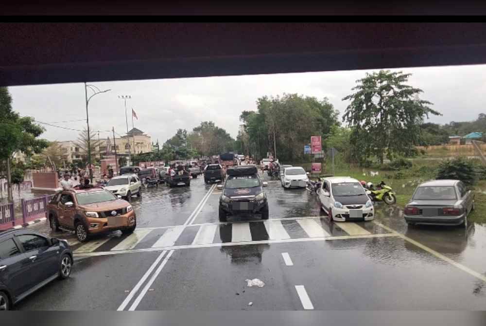 Kenderaan yang diparkir di tepi jalan perlu lebih teratur bagi memudahkan pergerakan kenderaan penyelamat.