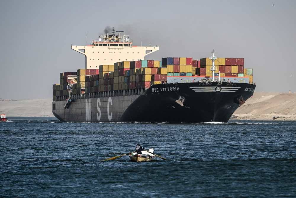 Sebuah kapal kontena MSC melintasi Terusan Suez menuju ke Laut Merah di Ismailia, Mesir pada Jumaat. - Foto EPA