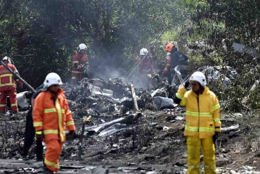 Nahas udara melibatkan pesawat jenis Beechcraft Model 390 (Premier 1) yang mengorbankan 10 individu termasuk dua pengguna jalan raya berhampiran Elmina, Shah Alam, Selangor, pada 17 Ogos lepas. - Foto Bernama