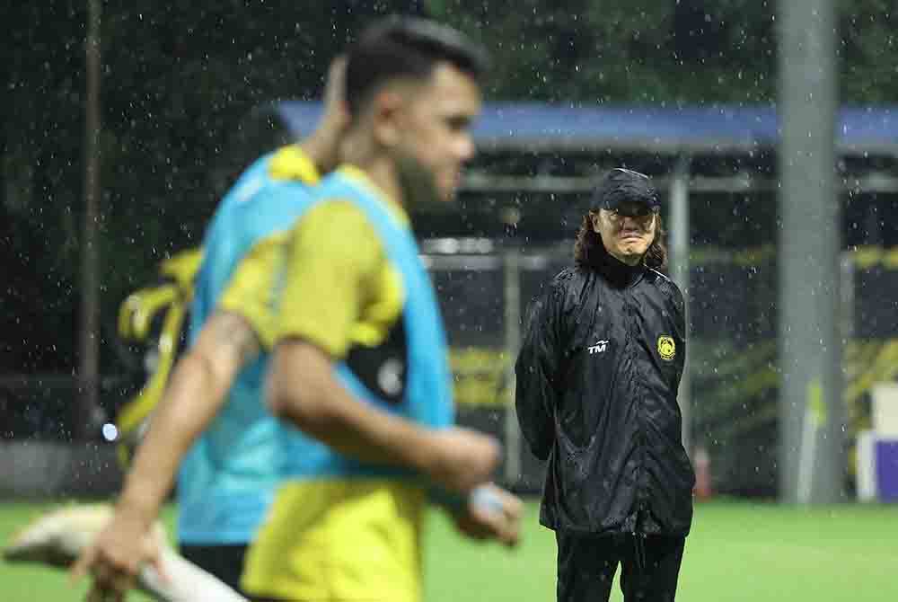 Pan-gon (kanan) memantau skuad Harimau Malaya menjalani sesi latihan bagi persediaan menjelang Kejohanan Bola Sepak Piala Asia Qatar 2024 di Wisma FAM pada Selasa. - Foto Bernama