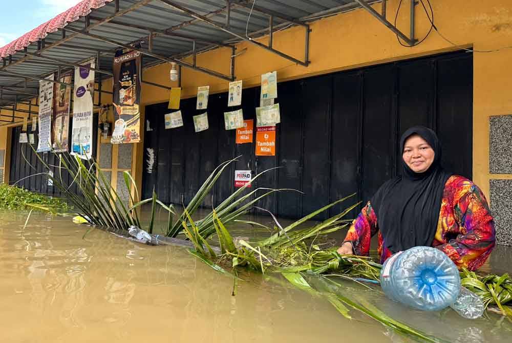 Fadilah menggunakan botol plastik dan pelepah kelapa untuk membina penghadang arus.