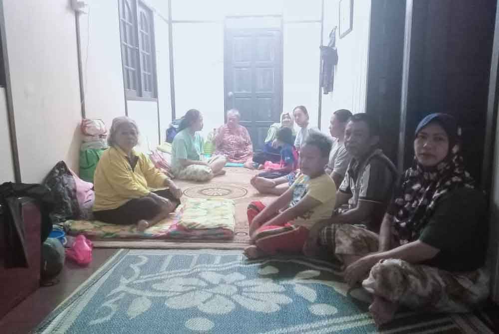 Mangsa banjir yang berlindung di PPS Kompleks Taman Negara Endau Rompin. - Foto APM Johor