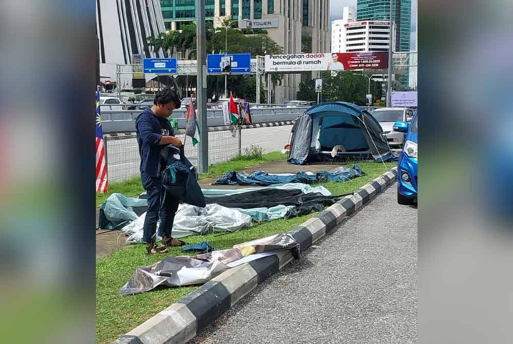 Beberapa khemah yang sudah diturunkan susulan notis dikeluarkan oleh pihak berkuasa jam 3 pagi tadi.