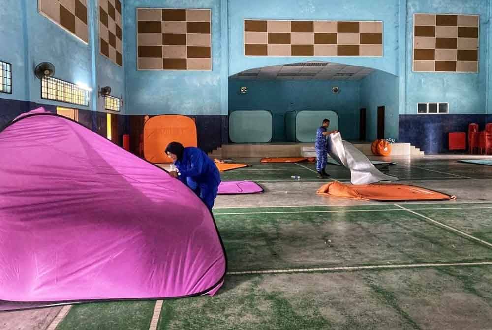 PPS Dewan Bukit Pampong, Raub ditutup selepas semua mangsa banjir dibenarkan pulang ke rumah pada Rabu. - Foto: Ihsan APM