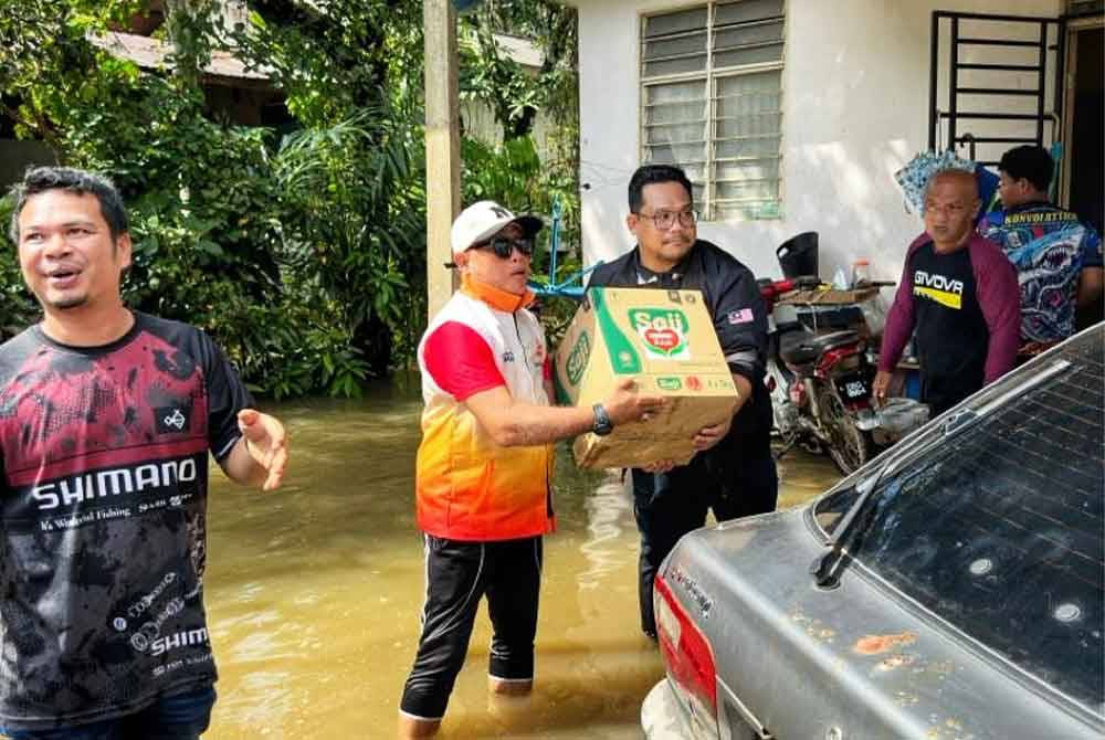 Antara barangan sumbangan pasar raya Econsave yang diedarkan melalui Pemuda Amanah kepada mangsa banjir di pantai timur.