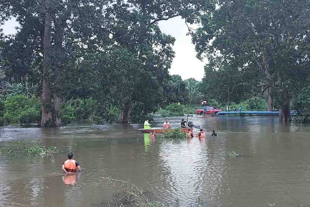 Pasukan penyelam dari Balai Bomba dan Penyelamat Kuala Terengganu melakukan operasi pencarian seorang kanak-kanak lelaki yang dikhuatiri lemas di Sungai Tok Hakim.