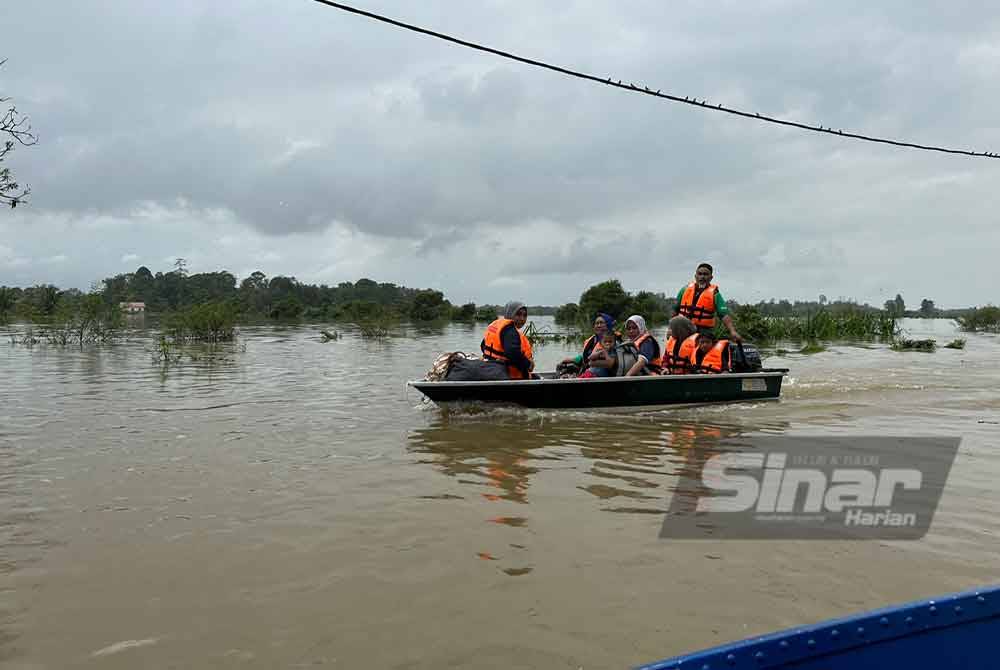 Usaha menyelamat dan memindahkan mangsa banjir segera dilakukan.