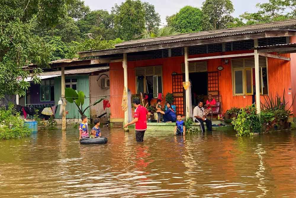 Benteng Projek Pembangunan Lembangan Sungai Bersepadu (PLSB) Sungai Golok di Kampung Tersang, Rantau Panjang yang pecah menyaksikan kawasan di Tumpat mula ditenggelami banjir pada Rabu.