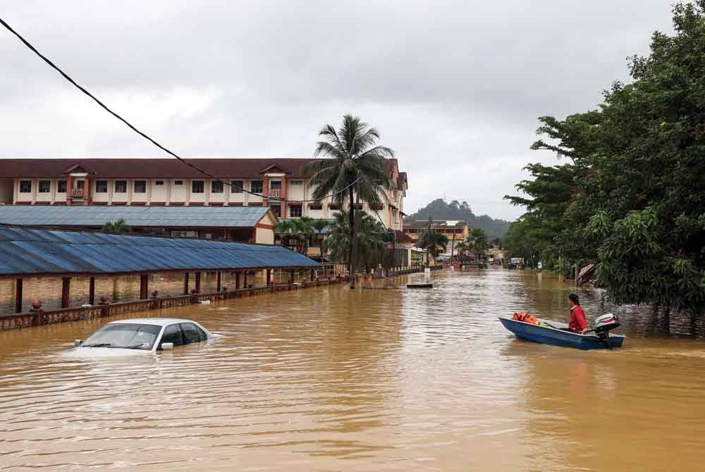 Keadaan sebuah kereta yang ditenggelami banjir akibat hujan lebat semasa tinjauan pada Rabu. Foto: Bernama