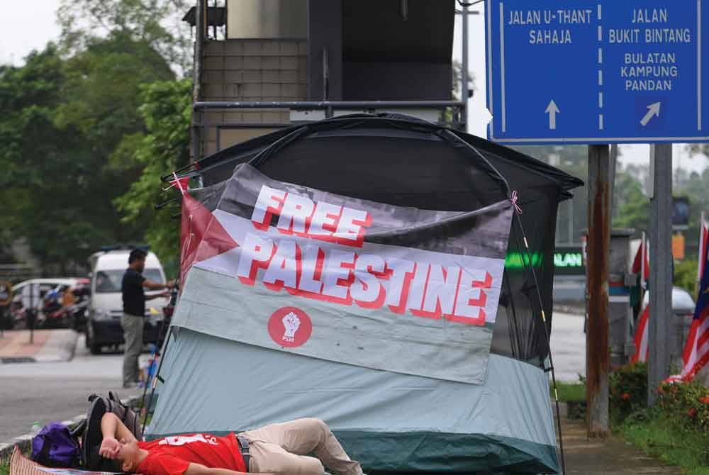 Piket &#039;Aksi Bertindak: Kepung Demi Palestin&#039; berlangsung selama enam hari berhampiran Kedutaan Amerika Syarikat di Jalan Tun Razak, bermula malam ini bertujuan menzahirkan solidariti rakyat Malaysia terhadap rakyat Palestin. - Foto Bernama