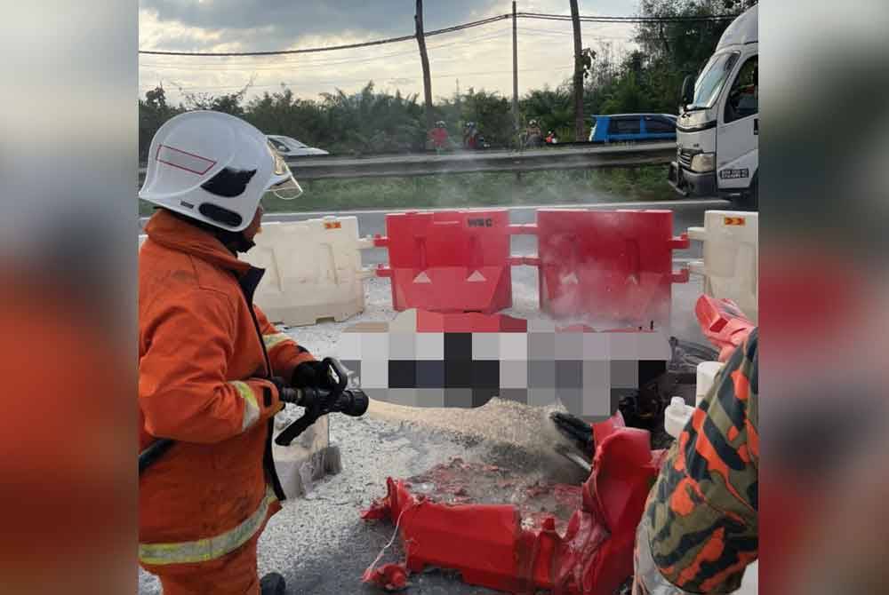 Seorang penunggang motosikal rentung dalam kemalangan dengan sebuah lori di hadapan sebuah stesen minyak sini pada Rabu.