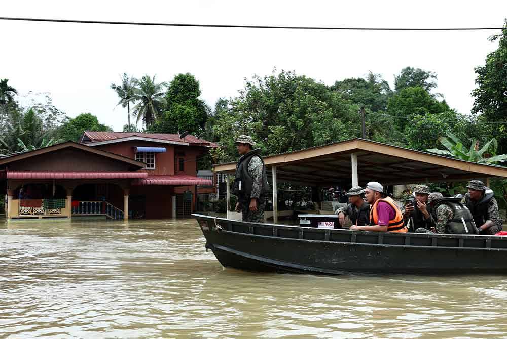 Anggota Batalion 21 Rejimen Askar Melayu Diraja (21 RAMD) Briged Kelapan Infantri Malaysia bertindak sebagai &#039;first responder&#039; memasuki Kampung Tasik Ulu, Kampung Tasik Ilir dan Kampung Bendang Guchil yang masih terjejas akibat banjir untuk menghantar barangan keperluan asas kepada mangsa. - Foto Bernama