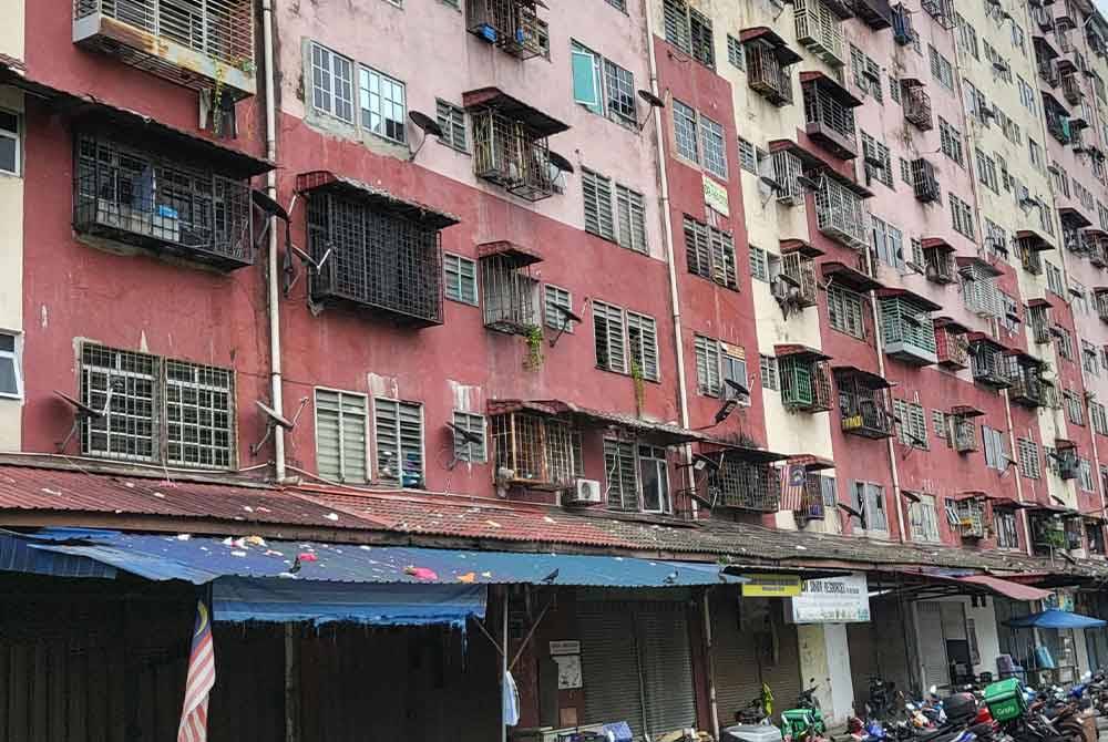 Zink bumbung sekitar kawasan Rumah Pangsa Blok 2 Desa Mentari, Petaling Jaya yang dipenuhi dengan sampah.