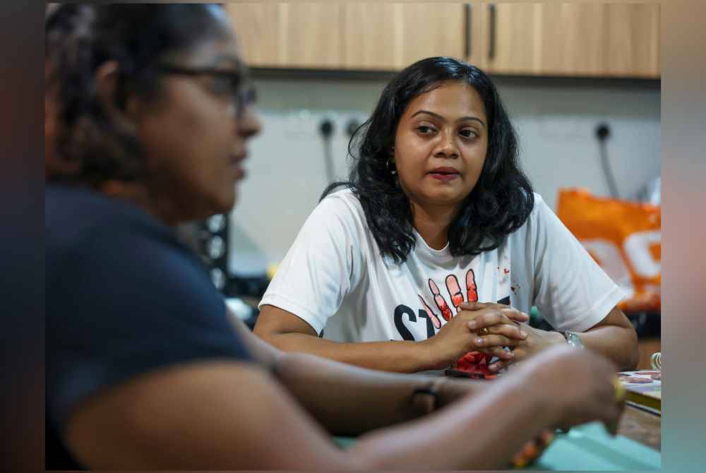 Angelia (kanan) menceritakan kisah abangnya Pannir Selvan yang akan dijatuhkan hukuman mati di penjara Singapura ketika ditemui di rumahnya di Bukit Jalil baru-baru ini. Foto Bernama