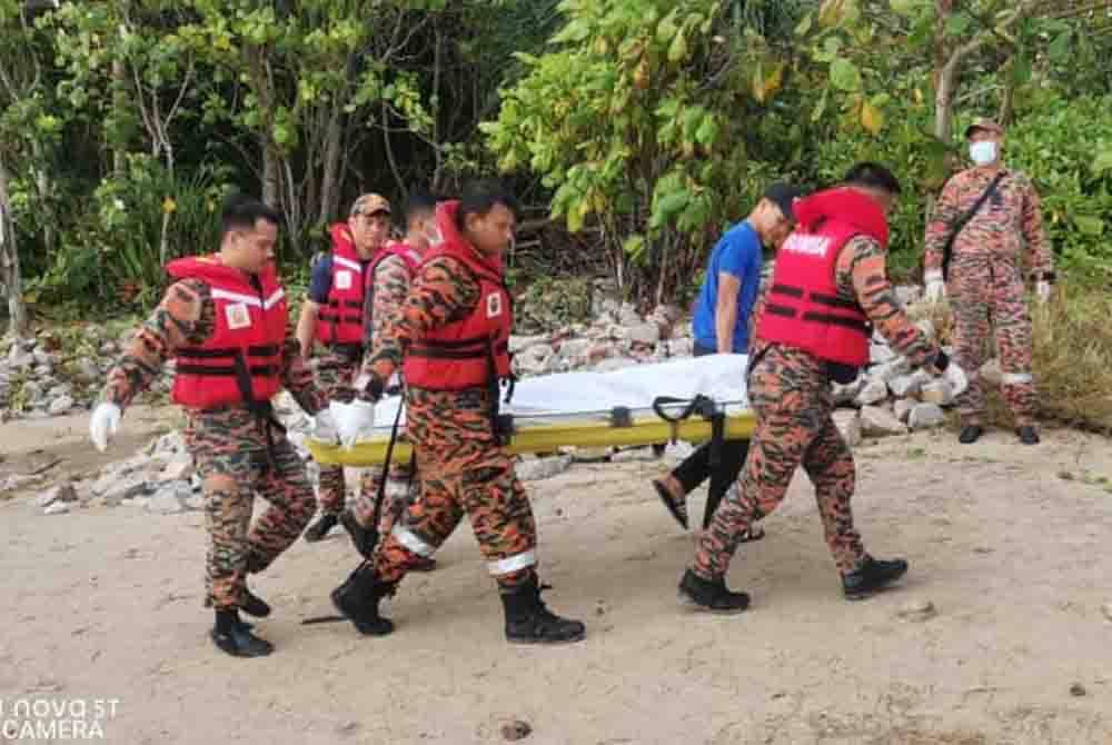 Anggota bomba membawa mayat mangsa yang lemas pada Khamis. - Foto BBP Penawar