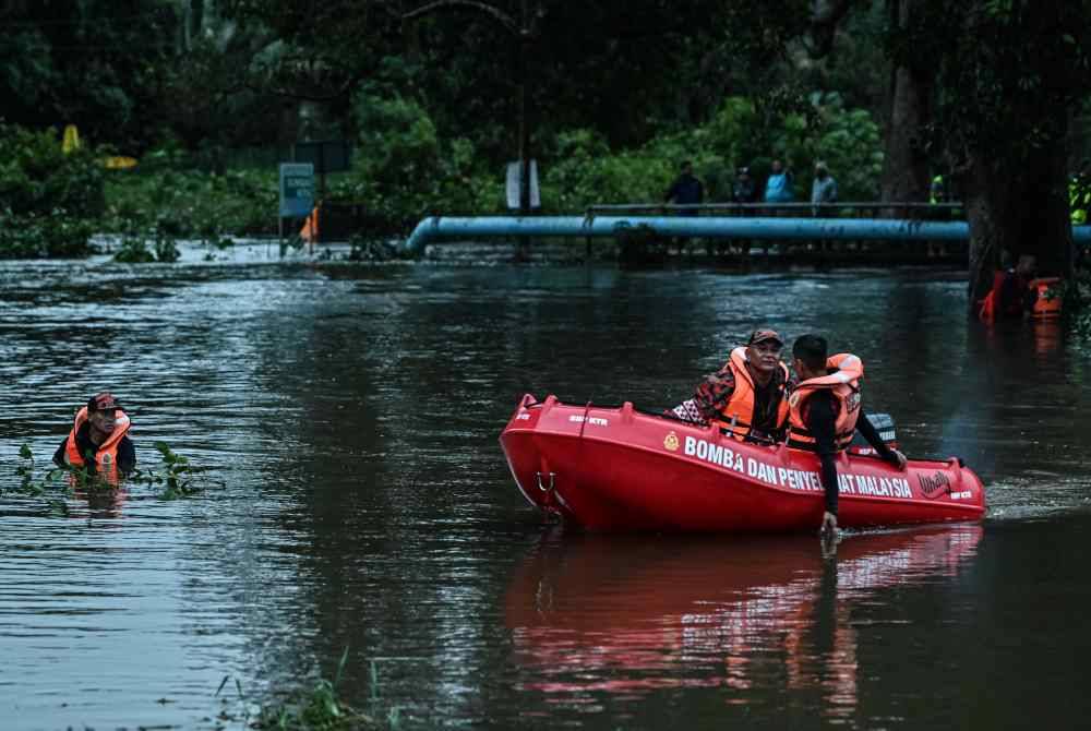 Masjid dan surau di seluruh negara dimohon mengadakan solat hajat mendoakan keselamatan dan kesejahteraan negara serta seluruh mangsa banjir. - Foto Bernama