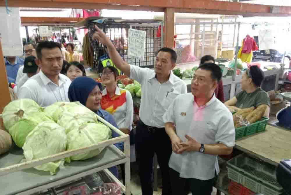 Kor Ming (kanan) ditemui pemberita ketika mengadakan lawatan ke Pasar Bazar Rakyat Jalan SK6/1 di Seri Kembangan pada Khamis.