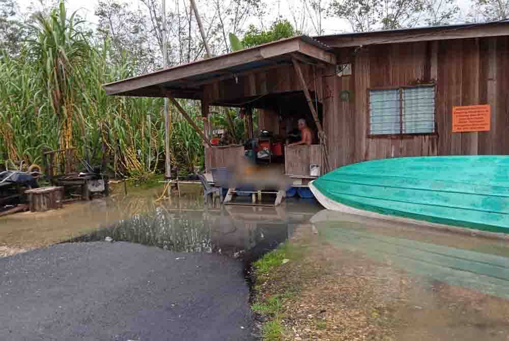 Keadaan rumah pokwe yang mula dinaiki air