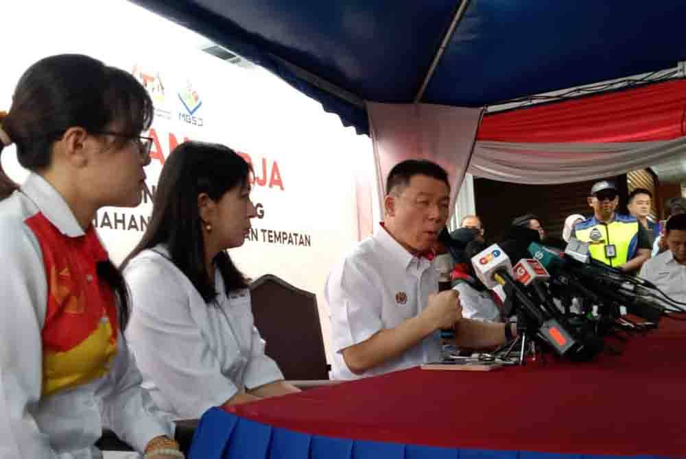 Kor Ming (tiga dari kiri) ketika sidang media di Seri Kembangan pada Khamis.