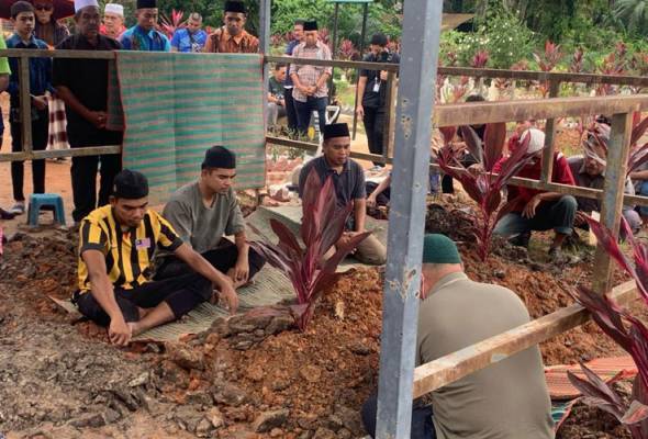 Jenazah legenda bola sepak negara, Allahyarham Shaharuddin Abdullah selamat dikebumikan di Tanah Perkuburan Islam Kamunting petang Khamis. - Foto Astro AWANI