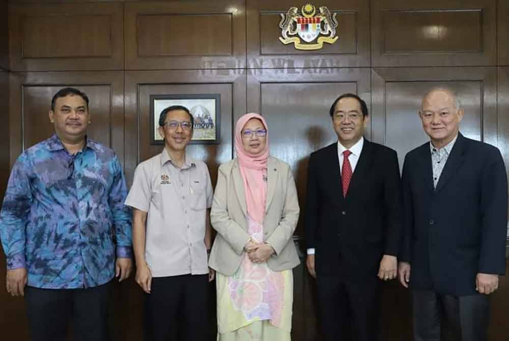 Zaliha (tengah) pada perbincangan bersama wakil Yayasan Pendidikan TAR bagi mencari penyelesaian isu pemindahan penduduk Kampung Setia Jaya.