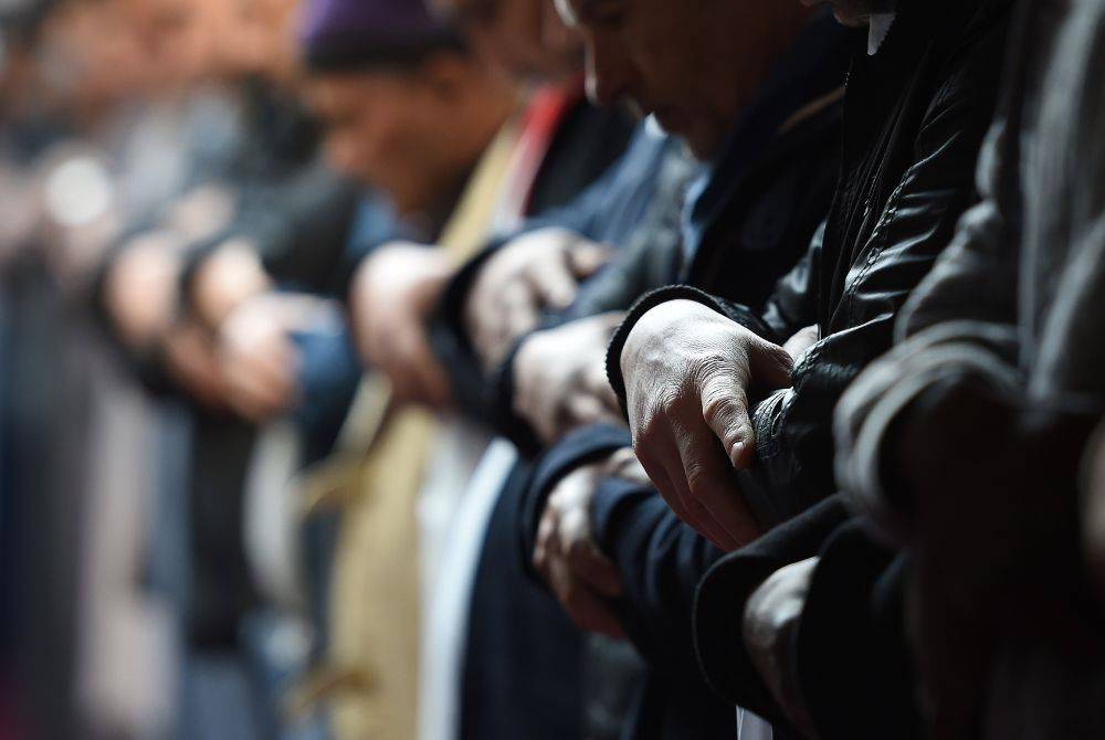 Solat hajat akan dimulakan malam ini hingga selepas solat Jumaat esok bagi mendoakan keselamatan dan kesejahteraan negara daripada musibah banjir. Foto hiasan