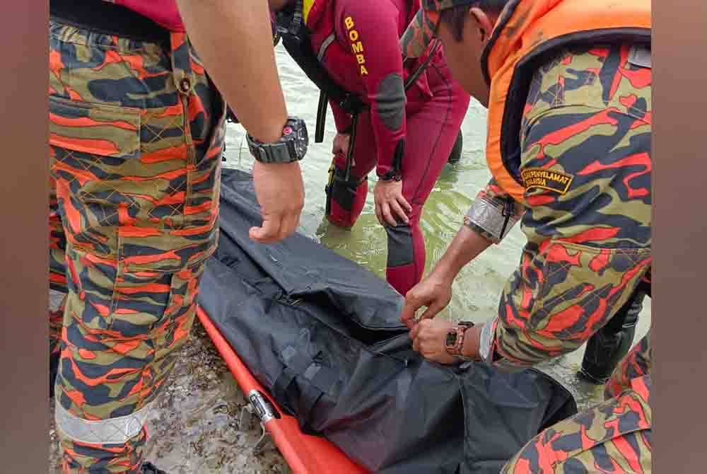 Mayat seorang lelaki Orang Asli ditemui lemas di Tasik Biru Kundang, Rawang pada Khamis. - Foto Bomba Selangor