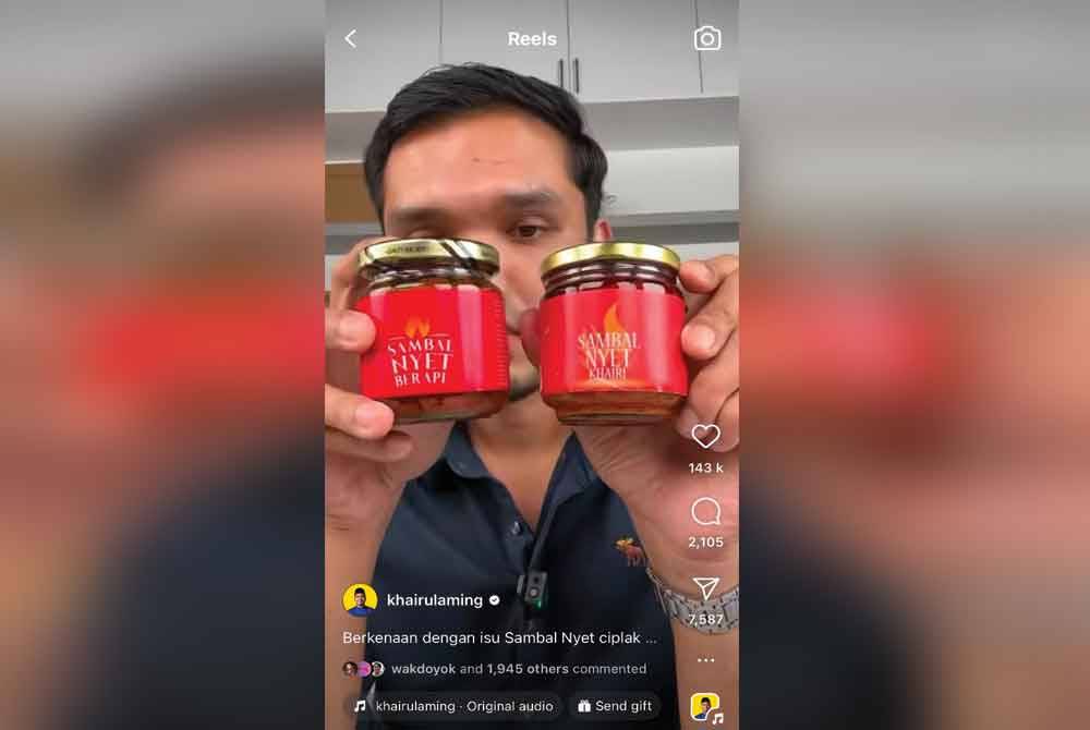 Khairul Aming menunjukkan produk Sambal Nyet asli dengan sambal ciplak yang mempunyai identiti sama menerusi hantaran video di Instagramnya pada Khamis.