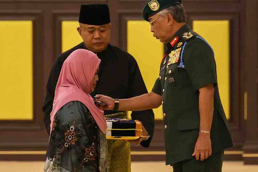 Al-Sultan Abdullah berkenan mengurniakan JMN kepada Saraya pada Istiadat Pengurniaan Darjah Kebesaran, Bintang dan Pingat Persekutuan sempena Ulang Tahun Hari Keputeraan Rasmi Yang di-Pertuan Agong di Istana Negara hari ini. - Foto Bernama