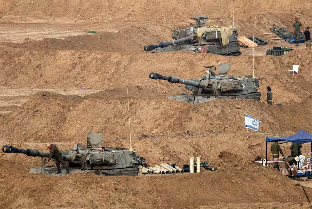 Unit kereta kebal IDF mengukuhkan kedudukan mereka di kawasan bersempadan Genting Gaza pada Rabu. - Foto AFP