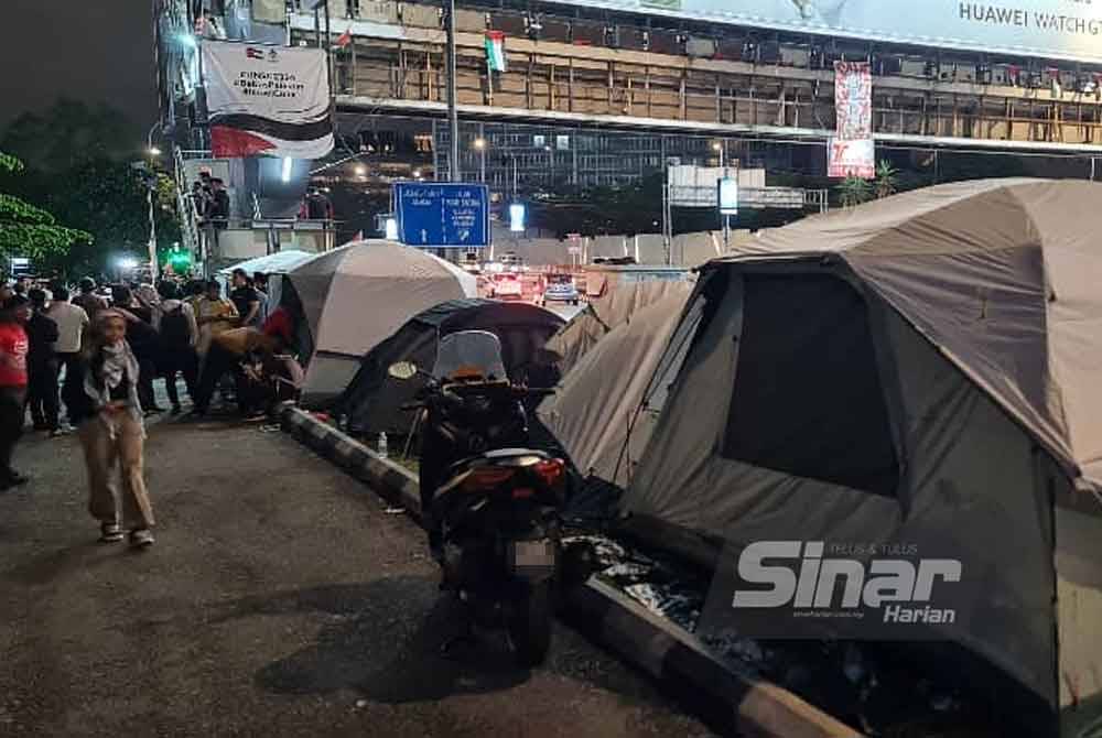 Peserta piket diberi kebenaran untuk mendirikan khemah semula oleh pihak berkuasa. Foto SINAR HARIAN/ASRIL ASWANDI SHUKOR