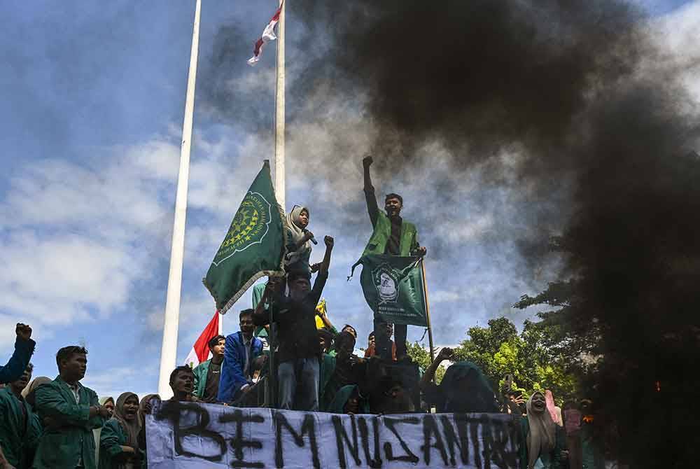 Kumpulan penuntut universiti mengadakan bantahan di hadapan DPR di Banda Aceh.