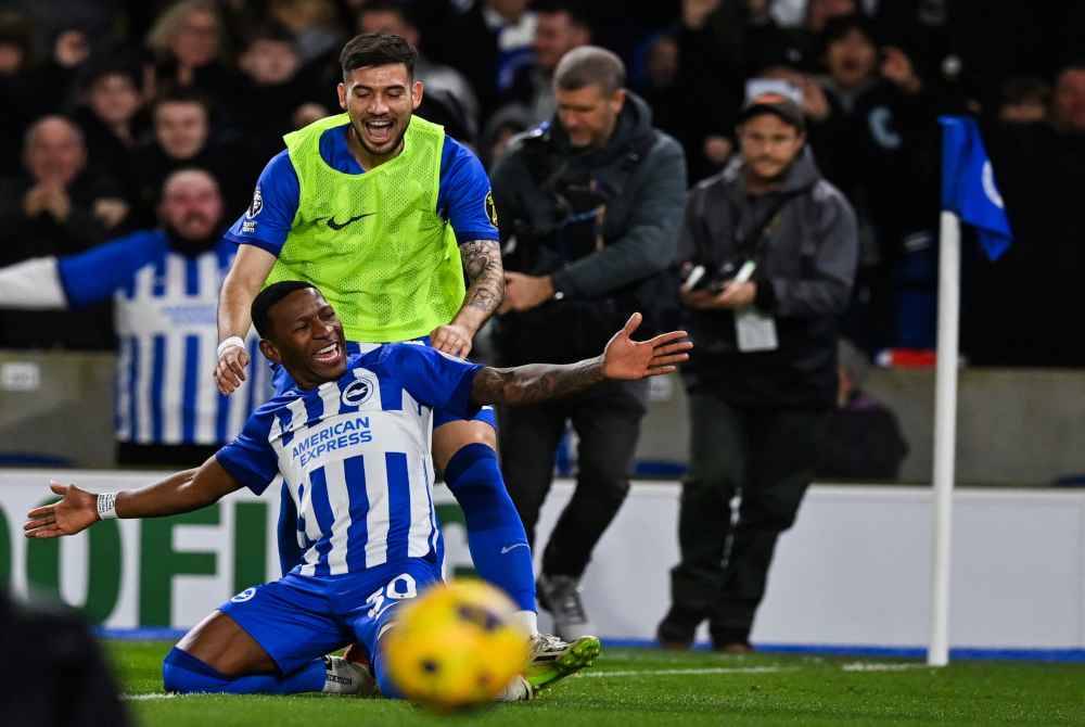 Pervis Estupinan menyumbat gol ketiga Brighton pada minit ke-63. Foto EPA