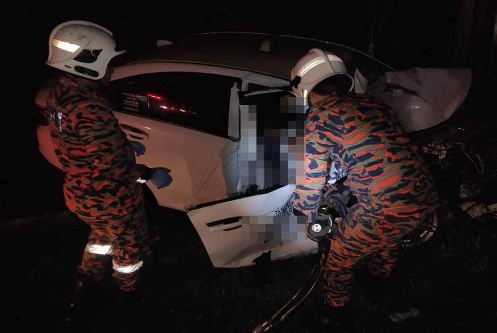 Pasukan bomba melakukan operasi mengeluarkan mangsa yang terlibat dalam kemalangan di Jalan Kimanis-Keningau Batu 16 Kimanis, Papar.