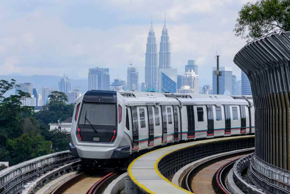 Prasarana memaklumkan perkhidmatan rangkaian rel dan bas Rapid KL akan dilanjutkan waktu operasinya sehingga jam 1.30 pagi bersempena sambutan ambang tahun baharu 2024. Gambar Fail