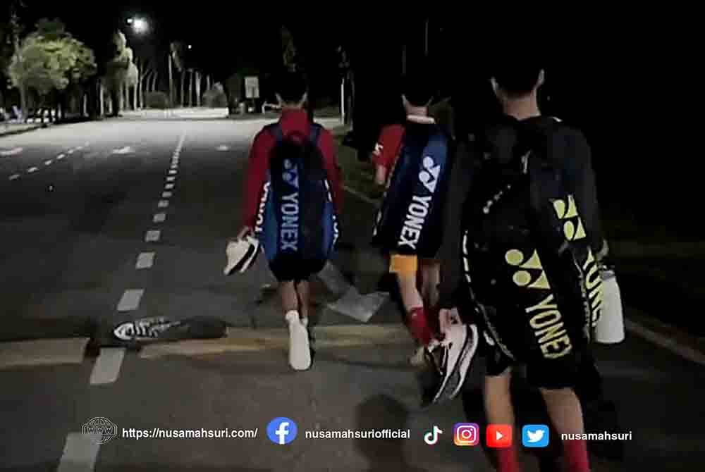 Tiga pemain remaja Thailand berjalan kaki menuju ke gelanggang latihan. Foto: FB Nusa Mahsuri