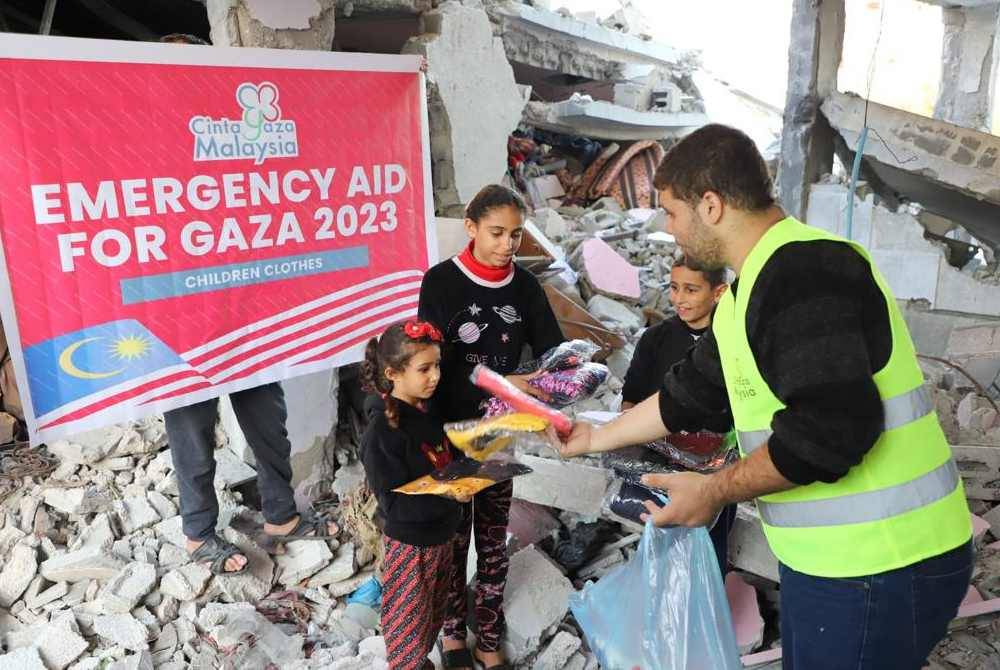 PERSATUAN Cinta Gaza Malaysia memberikan perhatian khusus buat anak-anak Palestin agar mereka terus mendapat bekalan makanan dan penjagaan kesihatan.