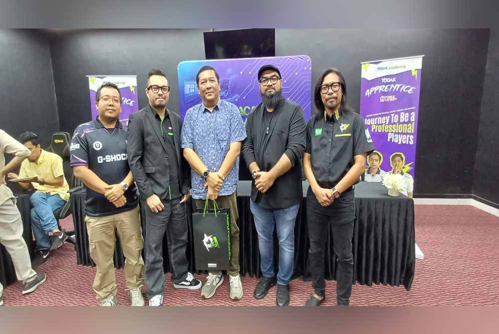 Mohamad Taufik Rizal (dua dari kiri), Nik Justin (tengah), Khairul Azlan (dua dari kanan) ketika Majlis Pengumuman Jurulatih Profesional Program Todak Apprentice pada Khamis