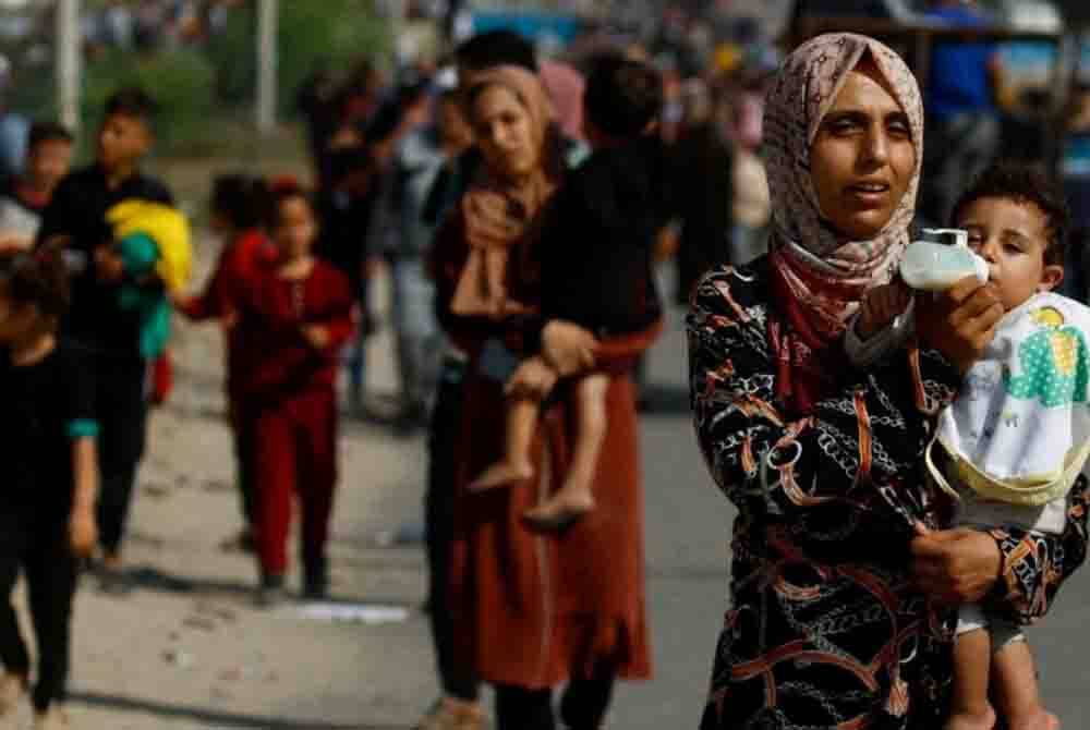 Penduduk Gaza berjuang untuk terus hidup, mencari makanan dan air. - Foto: Bernama