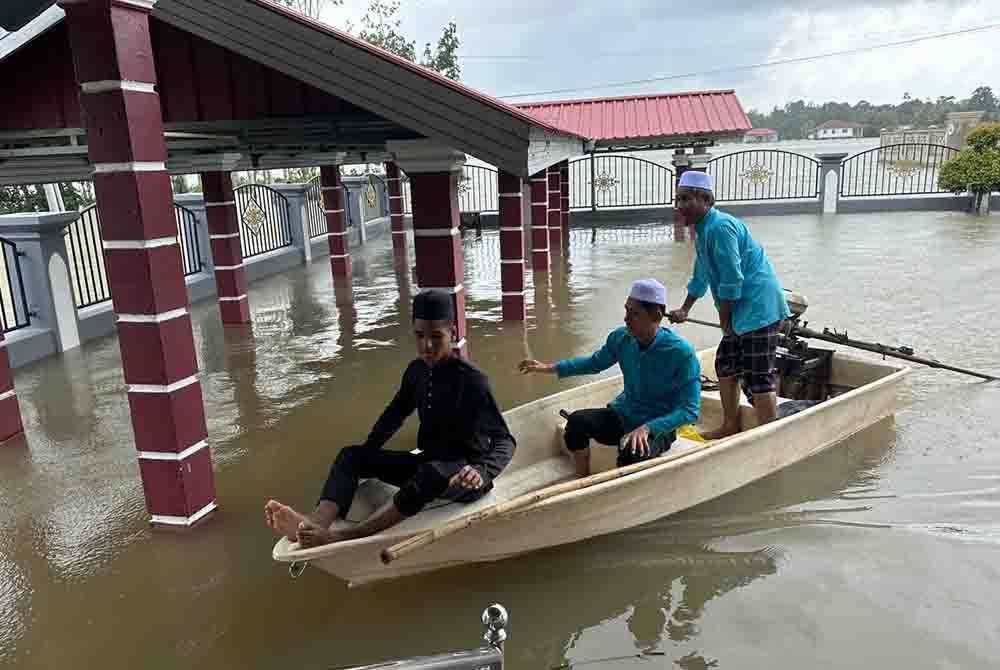 Pekarangan masjid itu turut digenangi air setinggi 0.7 meter menyebabkan jemaah yang hadir terpaksa menaiki bot untuk ke masjid berkenaan.