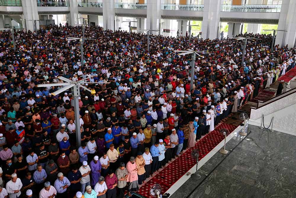 Ribuan para jemaah menunaikan solat Jumaat terakhir bagi 2023 di Masjid Tuanku Mizan Zainal Abidin (MTMZA) hari ini. - Foto Bernama